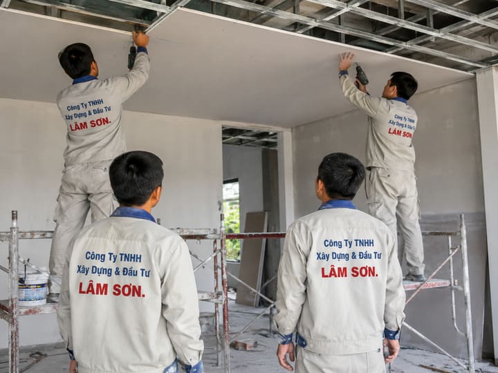 Đội thợ thạch cao Lâm Sơn thi công