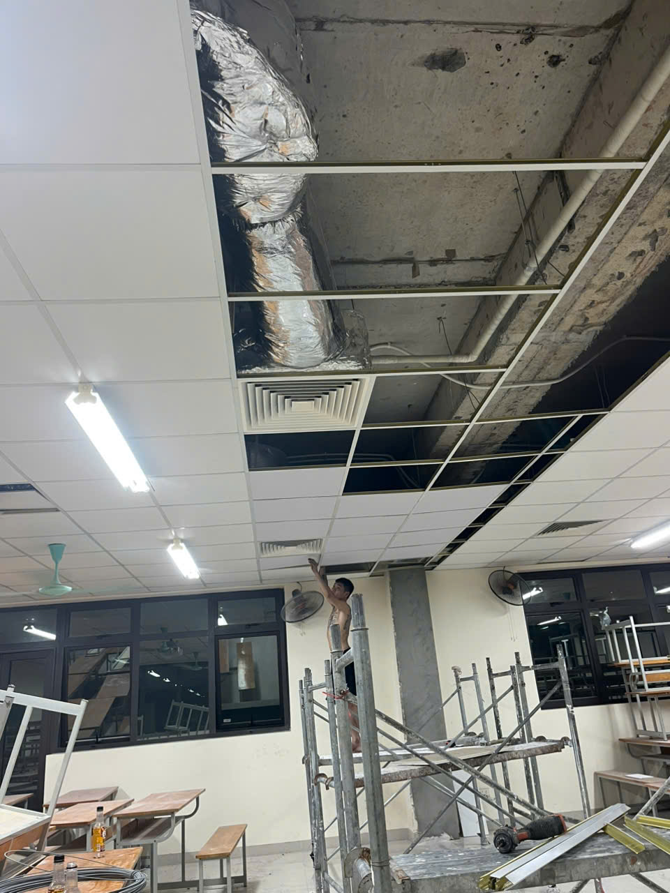 Thợ kiểm tra và sửa chữa trần thạch cao bị hỏng